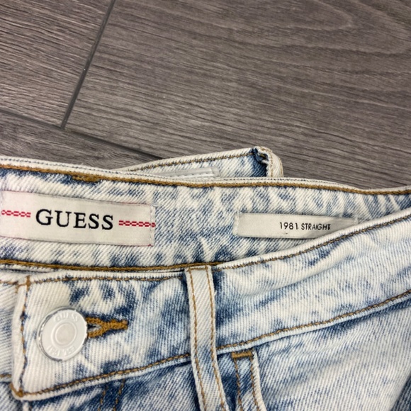 Women's Guess high waist light wash slim straight leg jeans. - Picture 6 of 8